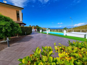 Отель  Alloggio affascinante con piscina vista mare  Трабия